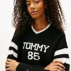 Tommy Jeans 85 Varsity genser med V-hals