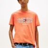 Tommy Jeans T-skjorte med bølget flagglogo