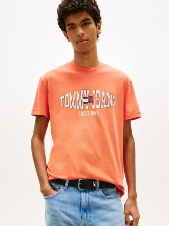 Tommy Jeans T-skjorte med bølget flagglogo