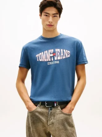 Tommy Jeans T-skjorte med bølget flagglogo
