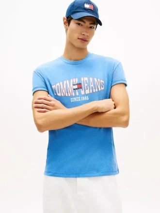 Tommy Jeans T-skjorte med bølget flagglogo
