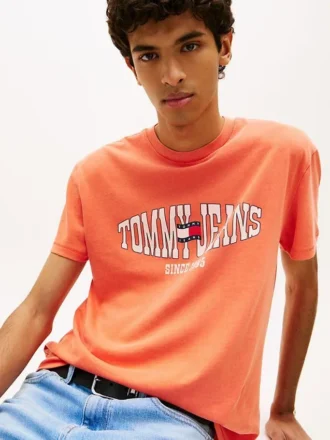 Tommy Jeans T-skjorte med bølget flagglogo