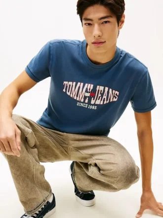 Tommy Jeans T-skjorte med bølget flagglogo