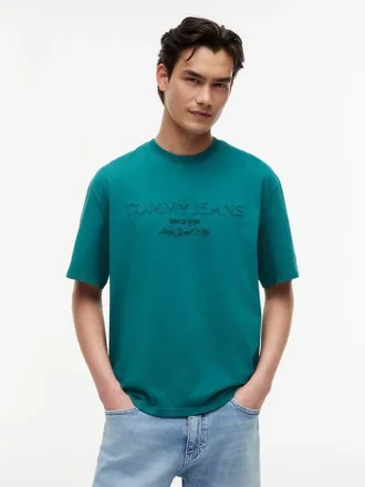 Tommy Jeans T-skjorte med slitt logo