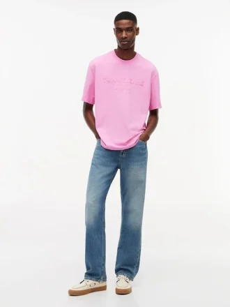 Tommy Jeans T-skjorte med slitt logo