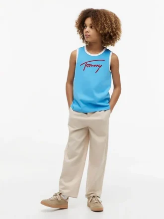 tommy logo tanktop med skrift for barn 2 3 330x440 - Tommy-logo-tanktop med skrift for barn