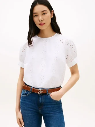 Top med puffermmer og broderte hull